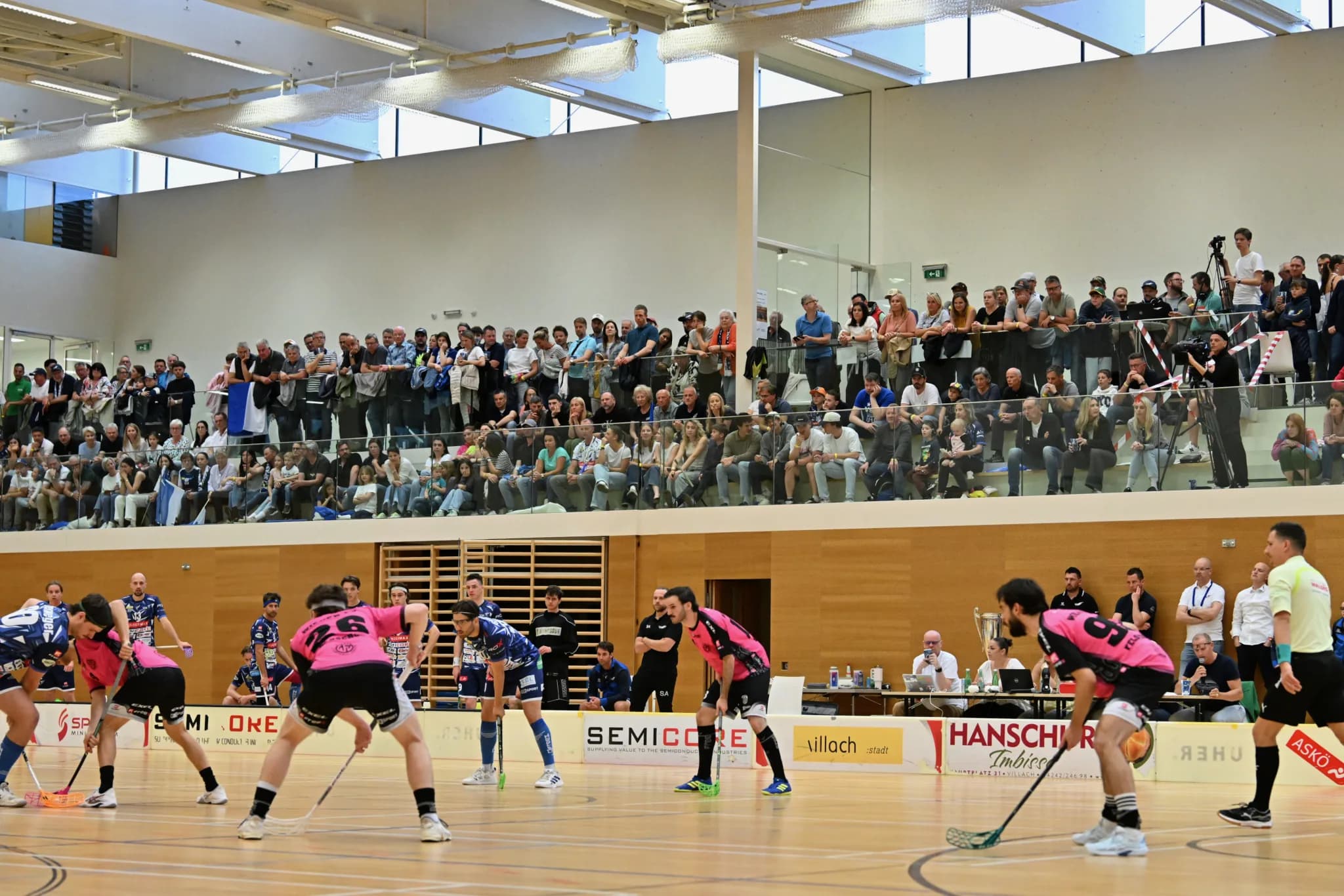 Anspiel bei einem Heimspiel des VSV Unihockey vor voll besetzter Zuschauergalerie