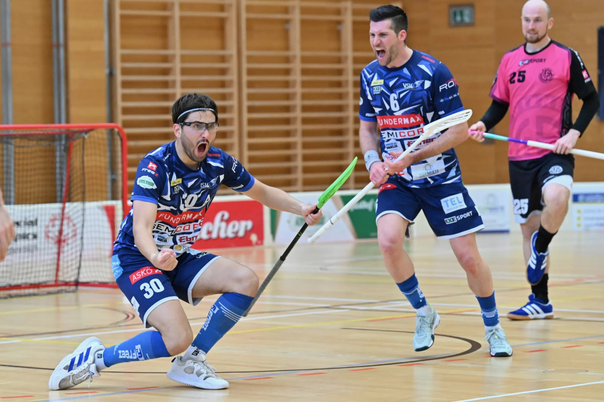 Ein VSV-Spieler jubelt auf den Knien nach einem Tor