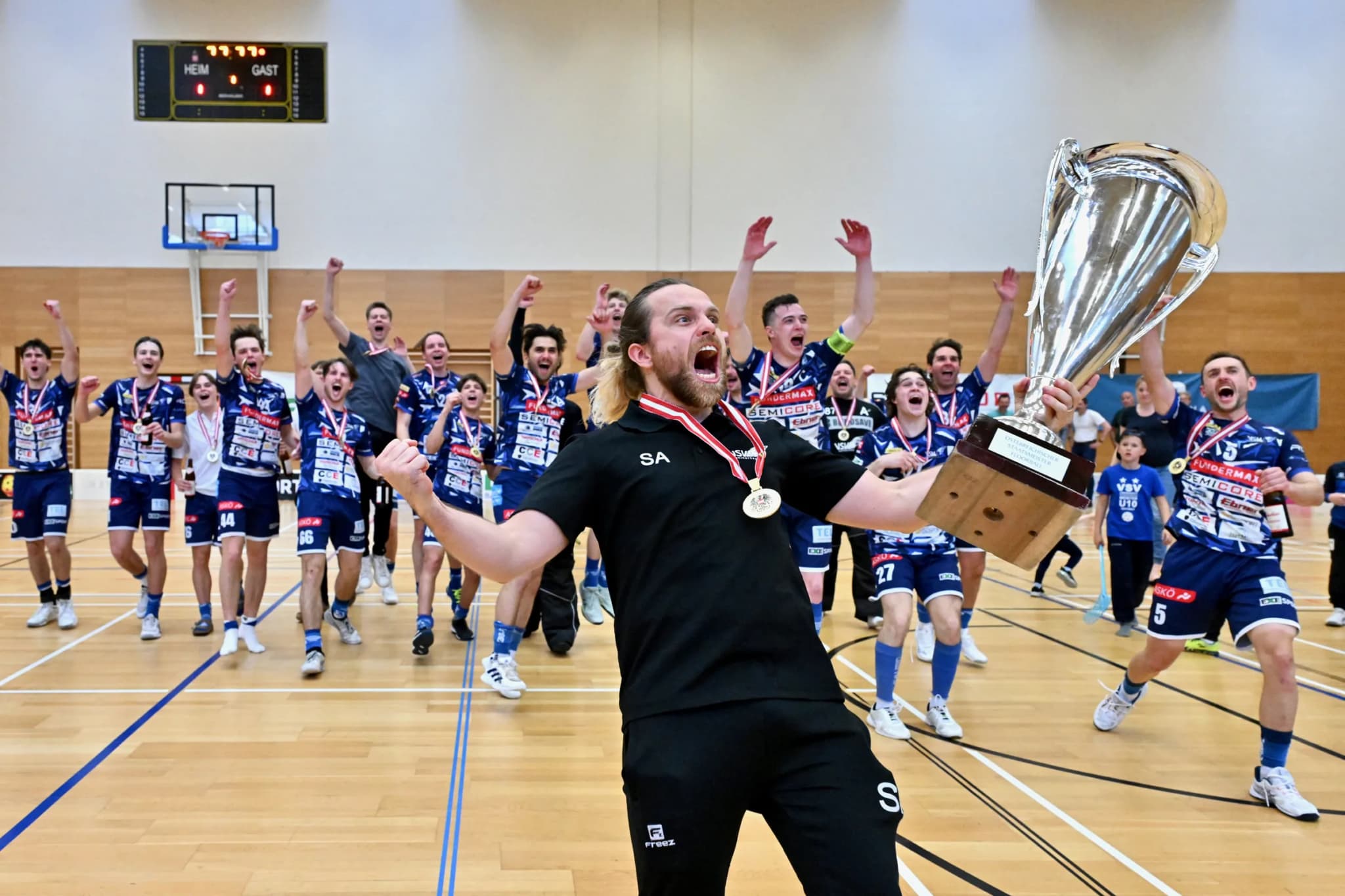 Jubel mit dem Meisterpokal in der Halle